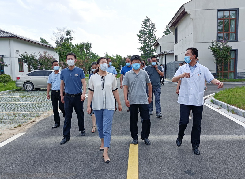 组织开展全市区域性医疗卫生中心建设现场观摩会,市卫健委副主任易冰